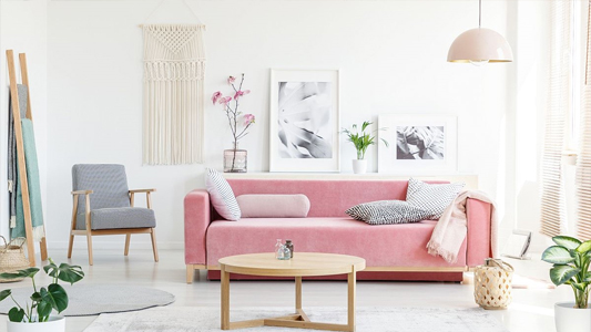Na pohovce jako na obláčku - obývací pokoj v pastelových barvách
