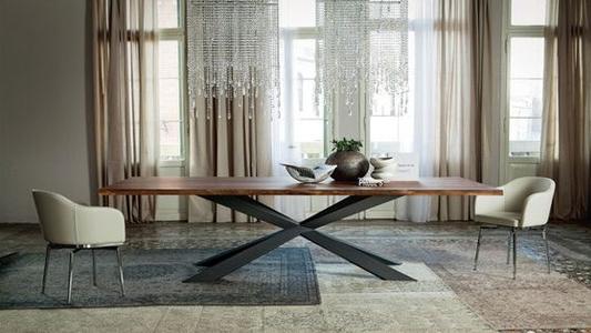 Stoly s kovovým rámem