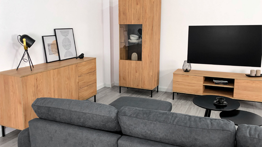 Šedá a dřevo – perfektní pár pro jakýkoli interiér? Praktické uspořádání a nábytek