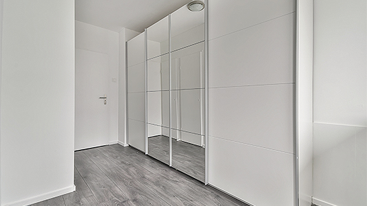 Vybíráme šatní skříň – se zrcadlem nebo bez?