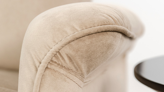 Sametové pohovky nebo pohovky – která volba je nejlepší pro váš obývací pokoj?